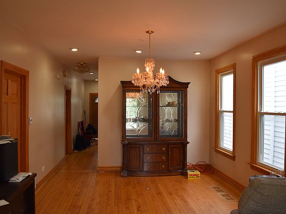 4th image of 3531 N Whipple St