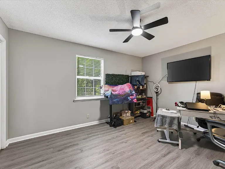 114 Cunningham Pl #B — Photo 16
