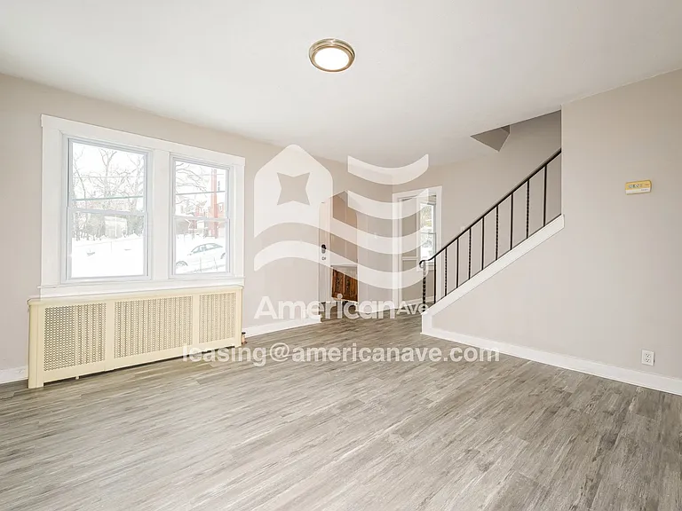 1070445_004_living_room_4.jpg