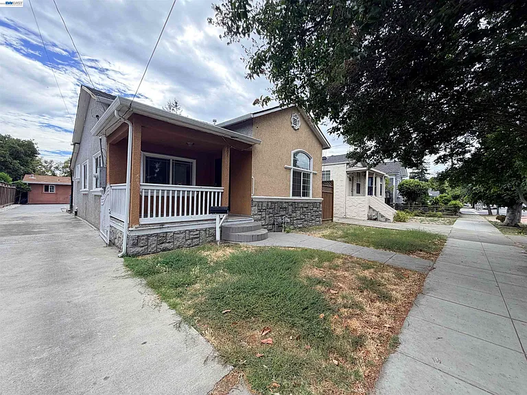 907 S 10th St — Photo 2