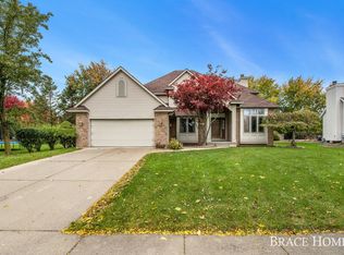 2939 Meadow Bluff Dr NW, Grand Rapids, MI