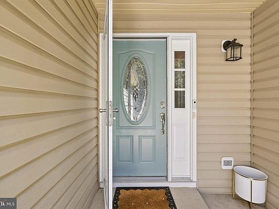 3rd image of 323 Stratford Cir