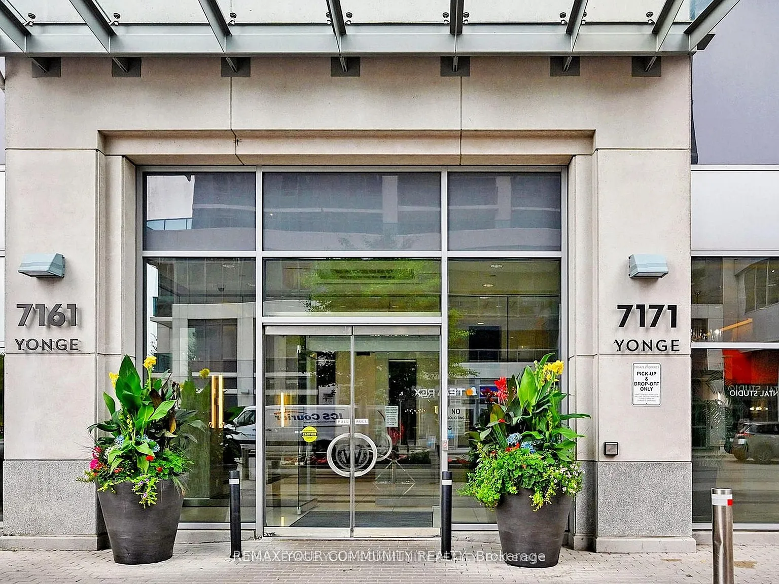 World on Yonge — Photo 2