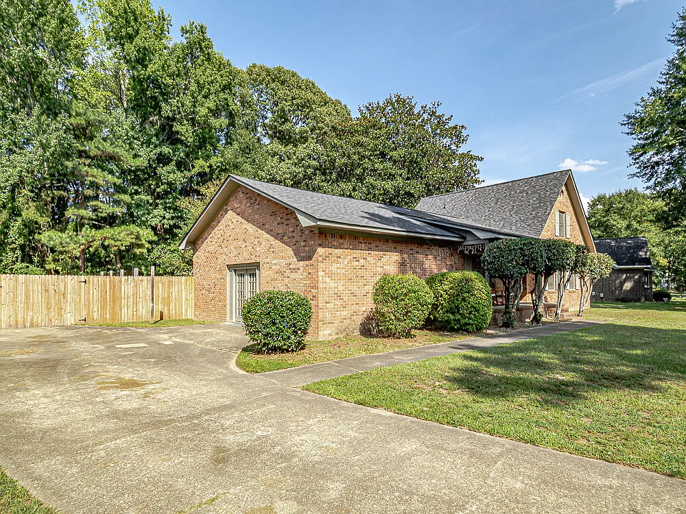 4 bed, 3.0 bath, 2678 sqft, $2,000 — Photo 4
