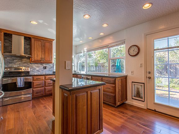 4th image of 467 Meadow Dale Ct