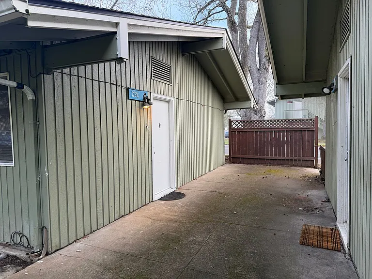 1720 Arthur St — Photo 2