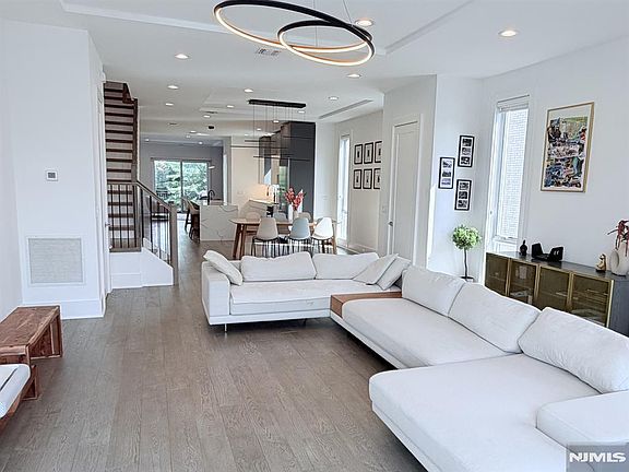 5th image of 1656 Maple St #1656