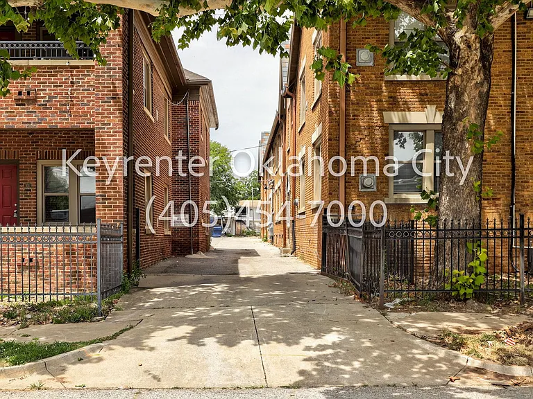 Kamp's Court Apartments — Photo 10