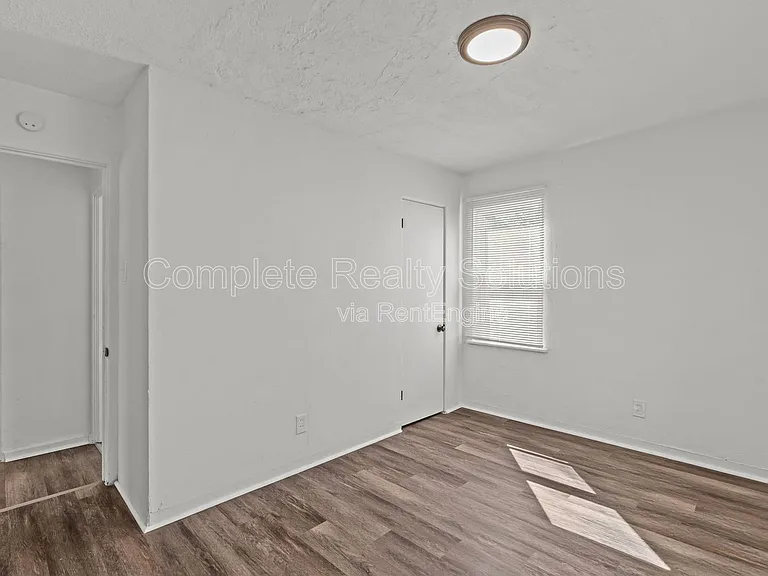 9823 Winkler Dr — Photo 24