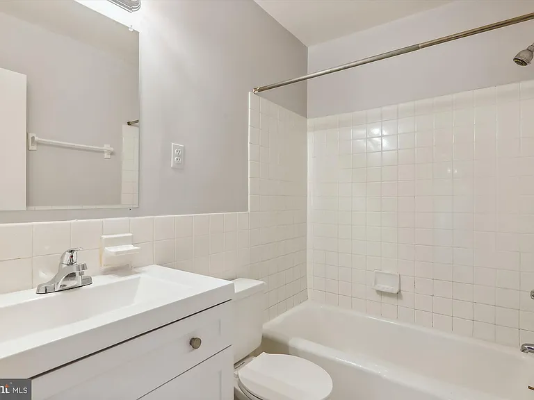10631 Montrose Ave #M-202 — Photo 32