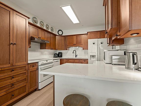 4th image of 3190 Gladwin Rd #102