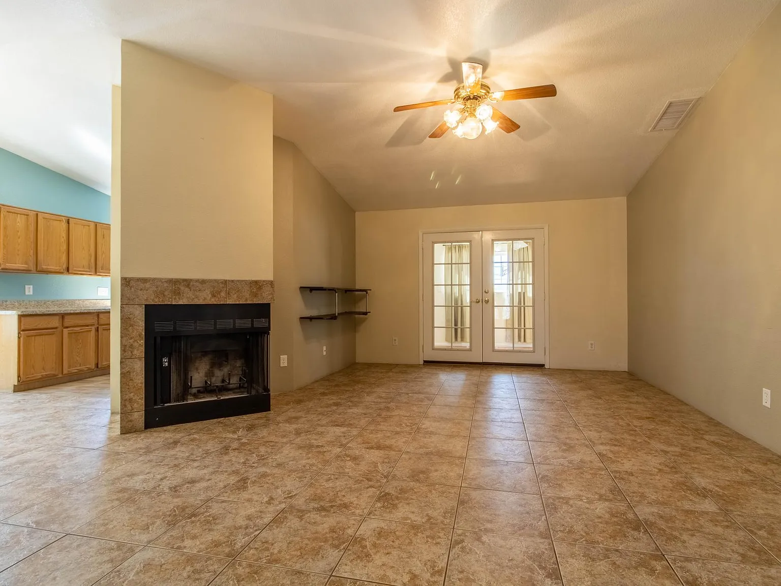 3 bed, 1303 sqft, $1,895 — Photo 4