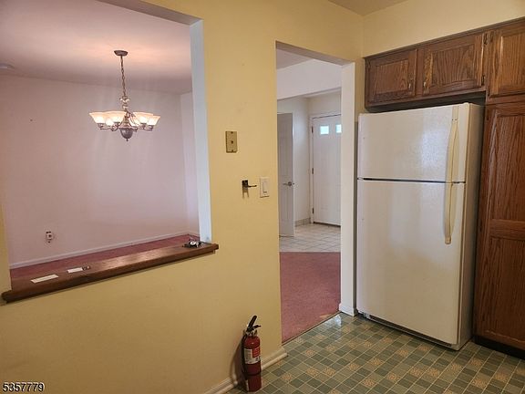 4th image of 83 Carriage Ln