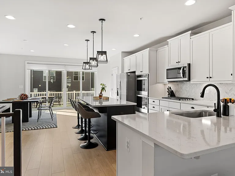 7713 Presidential Pkwy — Photo 4