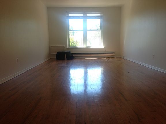 4th image of 29 Benton Ct