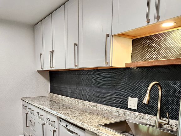 4th image of 866 Southwood Blvd Floor 2