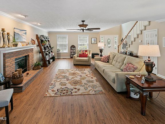 3rd image of 1860 Cedardale Ln