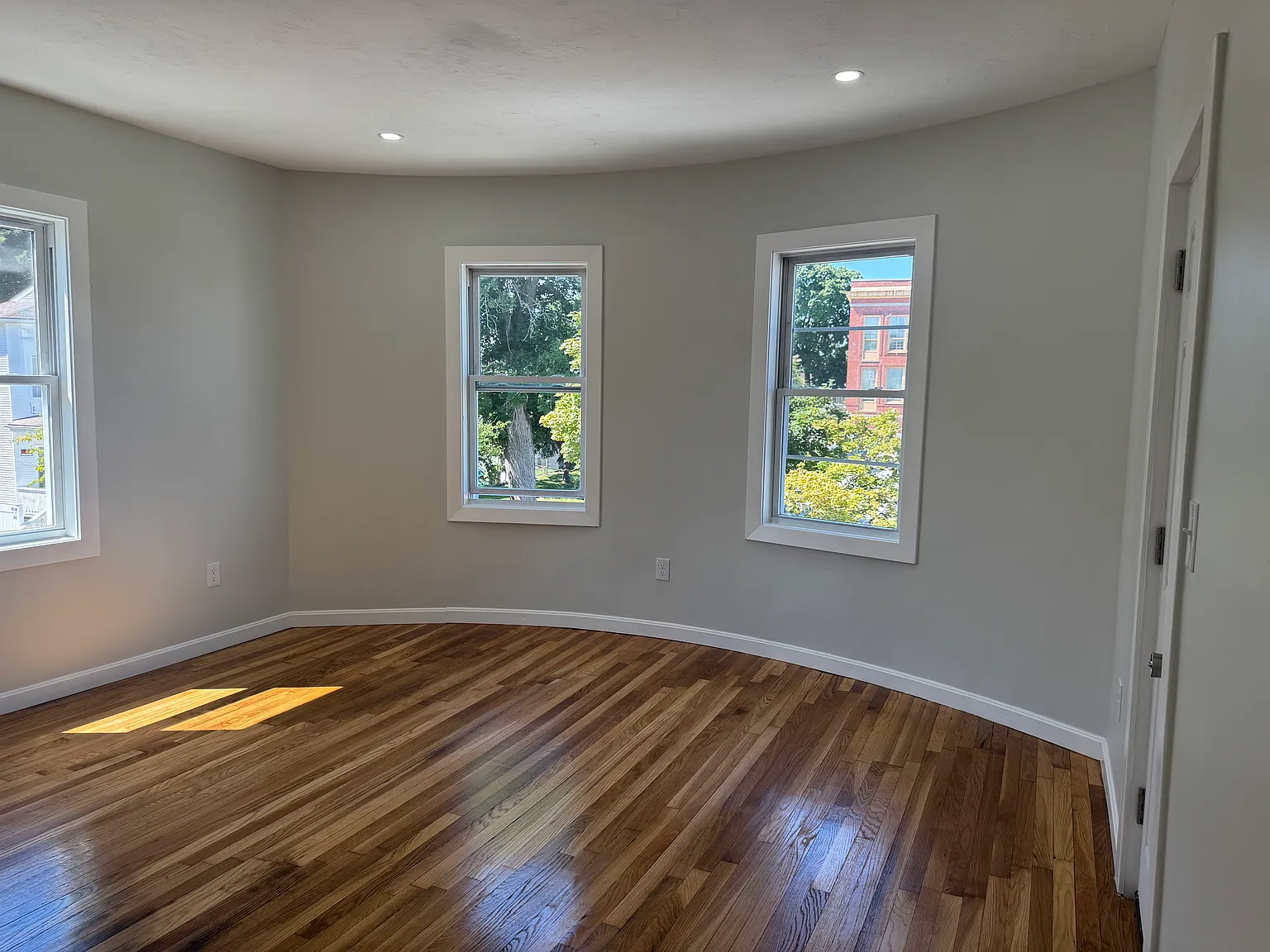 3 bed, 1000 sqft, $2,300 — Photo 1
