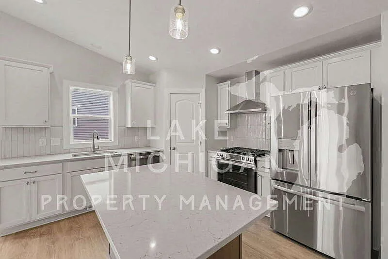 3 bed, 3.0 bath, 1978 sqft, $3,395 — Photo 2