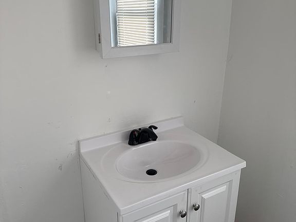 4th image of 14811 Robson St