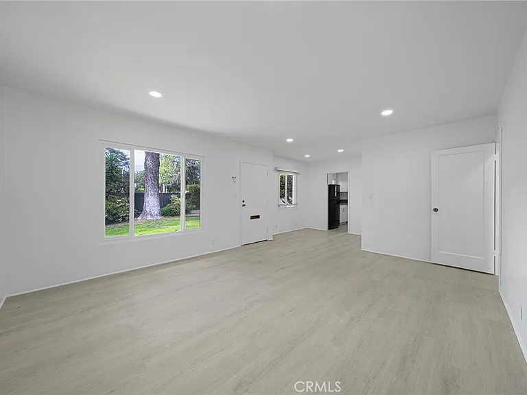 9050 Huntington Dr — Photo 7