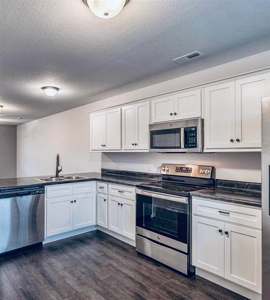 2 bed, 1000 sqft, $1,450 — Photo 2