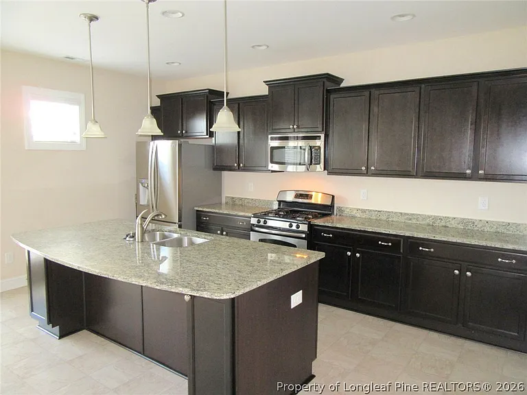 512 Rossendale Dr — Photo 10