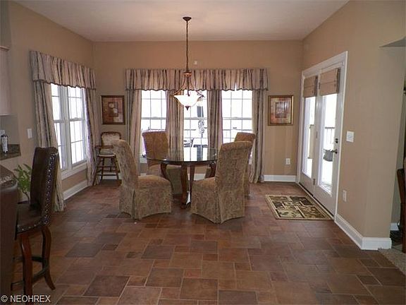 5th image of 3274 Greenbrier Dr