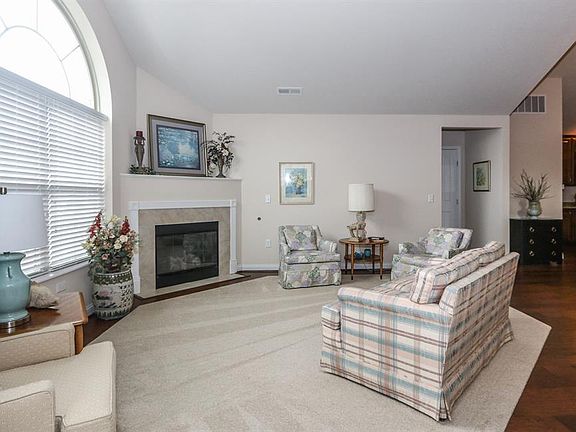 4th image of 9252 Elizabeth Ln