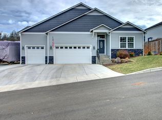 1306 Crestmont Pl, Eagle Point, OR 97524