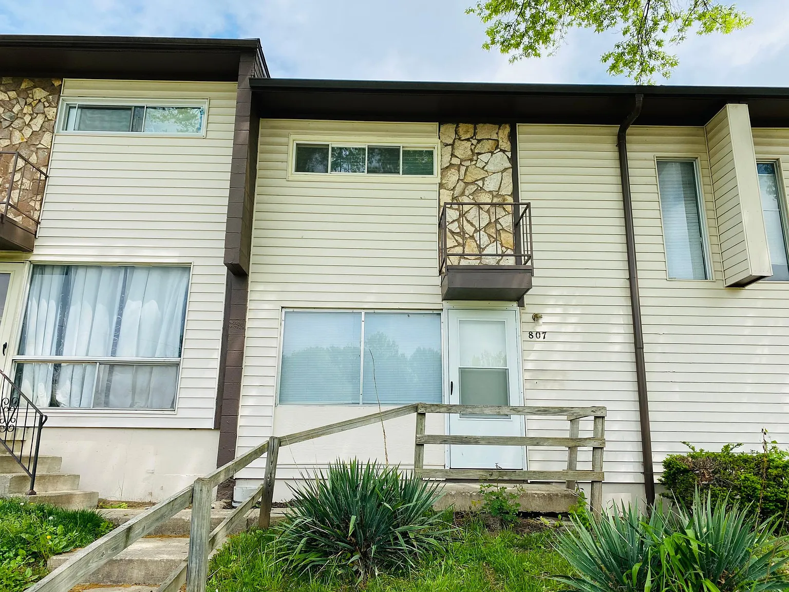 3 bed, 1.5 bath, 1232 sqft, $1,325 — Photo 1