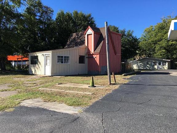 4th image of 1210 E Railroad St