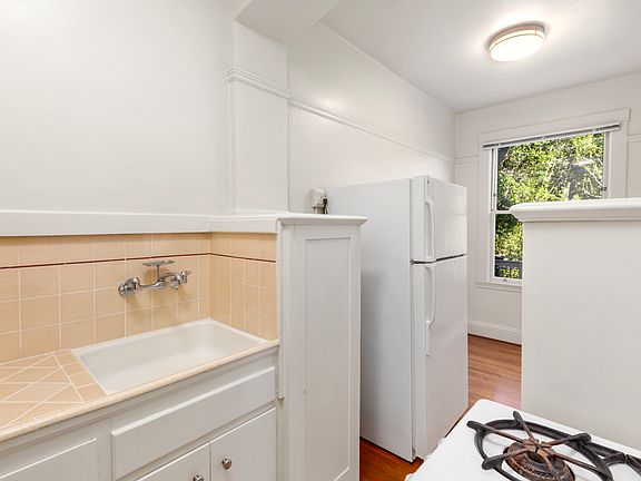 2nd image of 630 Lake St APT 201