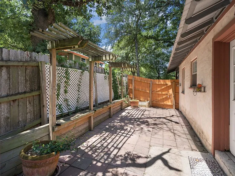 1211 Delano St — Photo 22