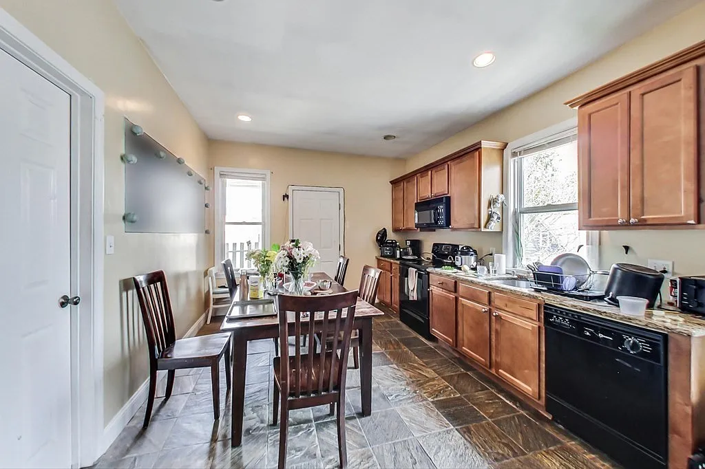 4 bed, 1350 sqft, $6,600 — Photo 4