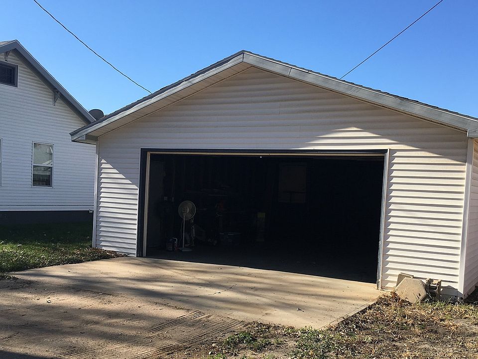 2nd image of 614 3rd Ave NW
