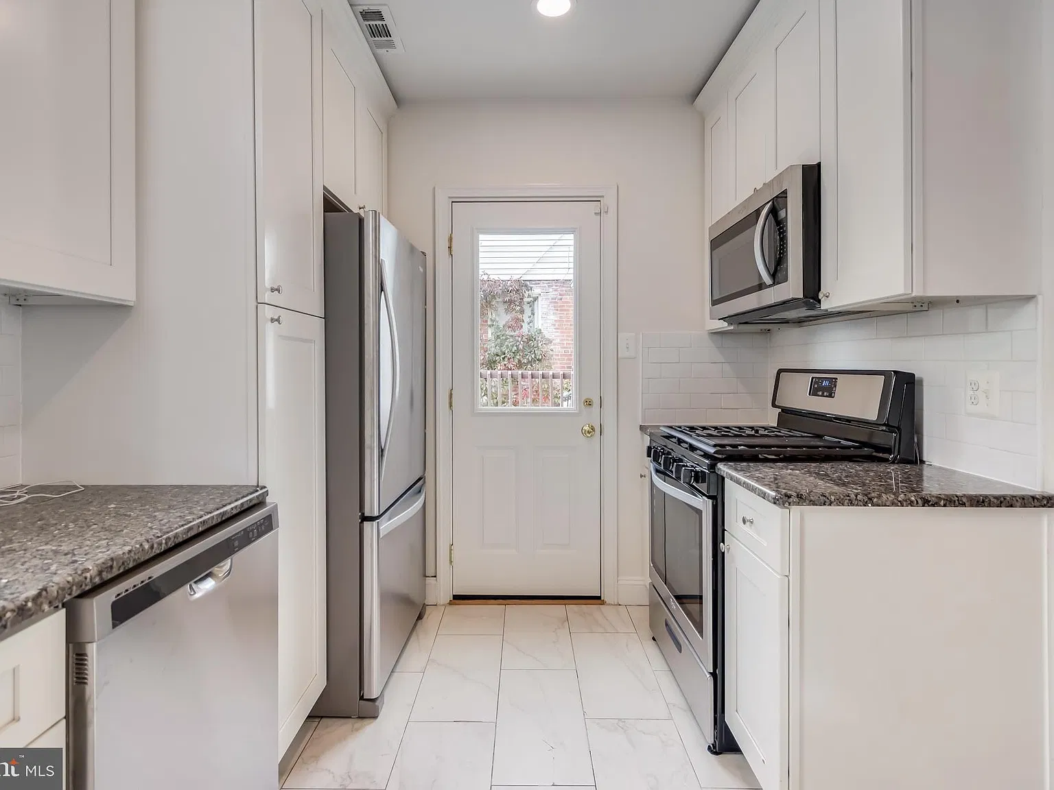 4 bed, 3.5 bath, 2764 sqft, $4,250 — Photo 3