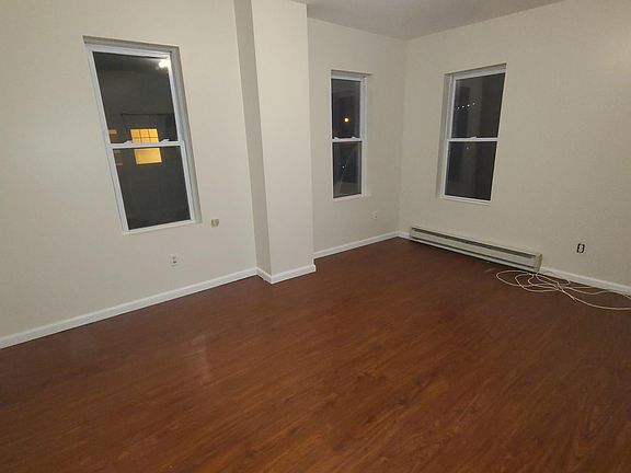 5th image of 108 Vineyard Ave #6