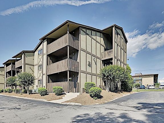 2nd image of 525 N Dupont Ave #B2