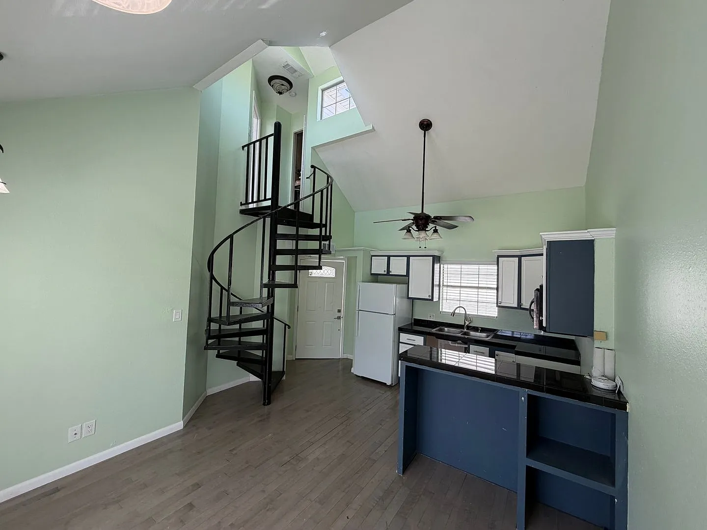 Remodeled 2 Bedroom Unit In Cobblestone - Water Included and 5 minutes from LSUS! — Photo 3