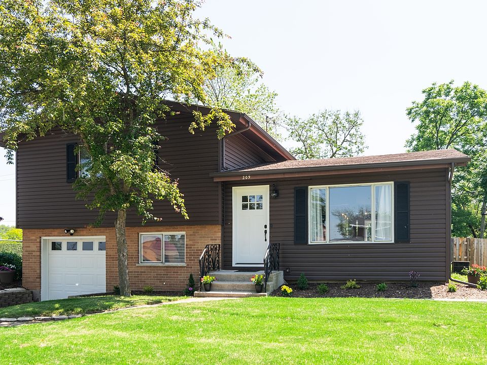 1st image of 209 Pinecroft Dr