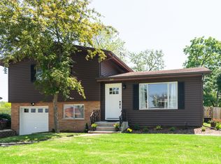 209 Pinecroft Dr, Roselle, IL 60172