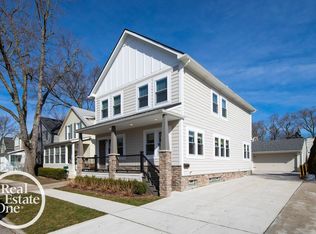 122 Muir Rd, Grosse Pointe Farms, MI 48236