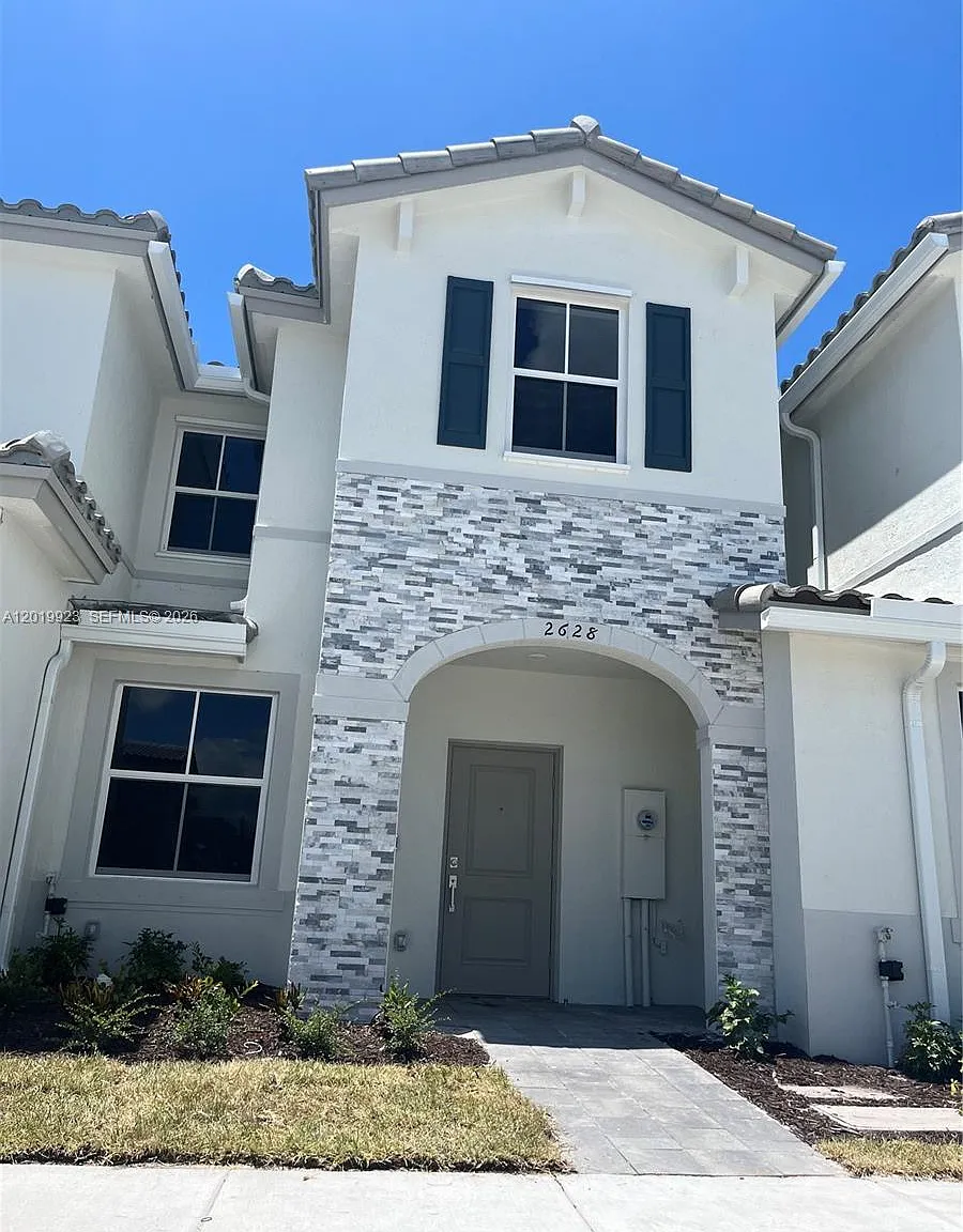 3 bed, 2.5 bath, 1545 sqft, $2,380 — Photo 1