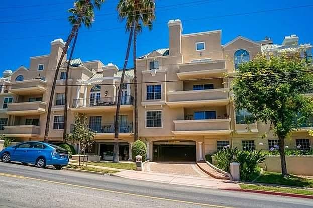 1st image of 930 N Doheny Dr APT 102