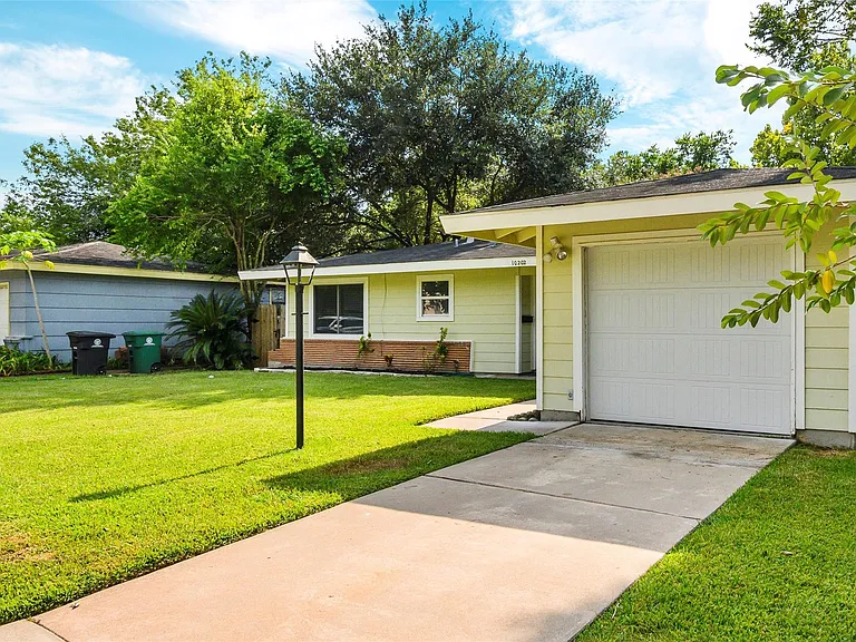 10202 Woodwind Dr — Photo 2