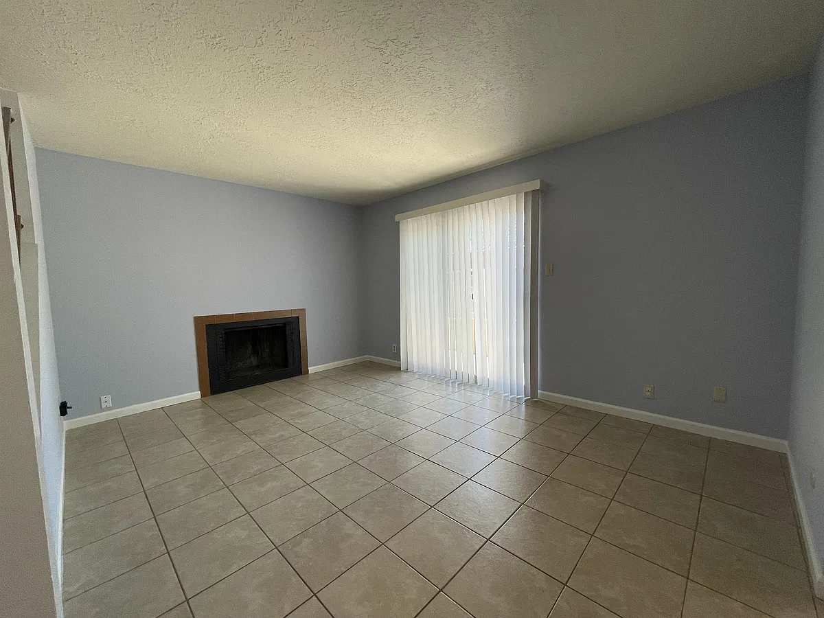 Building Photo - 3621 Wellesley Dr NE #C