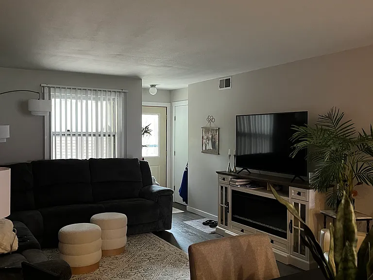 1351 Lauderdale Pl — Photo 6