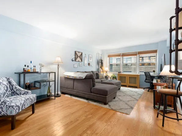 321 East 45th Street image 1 of 5