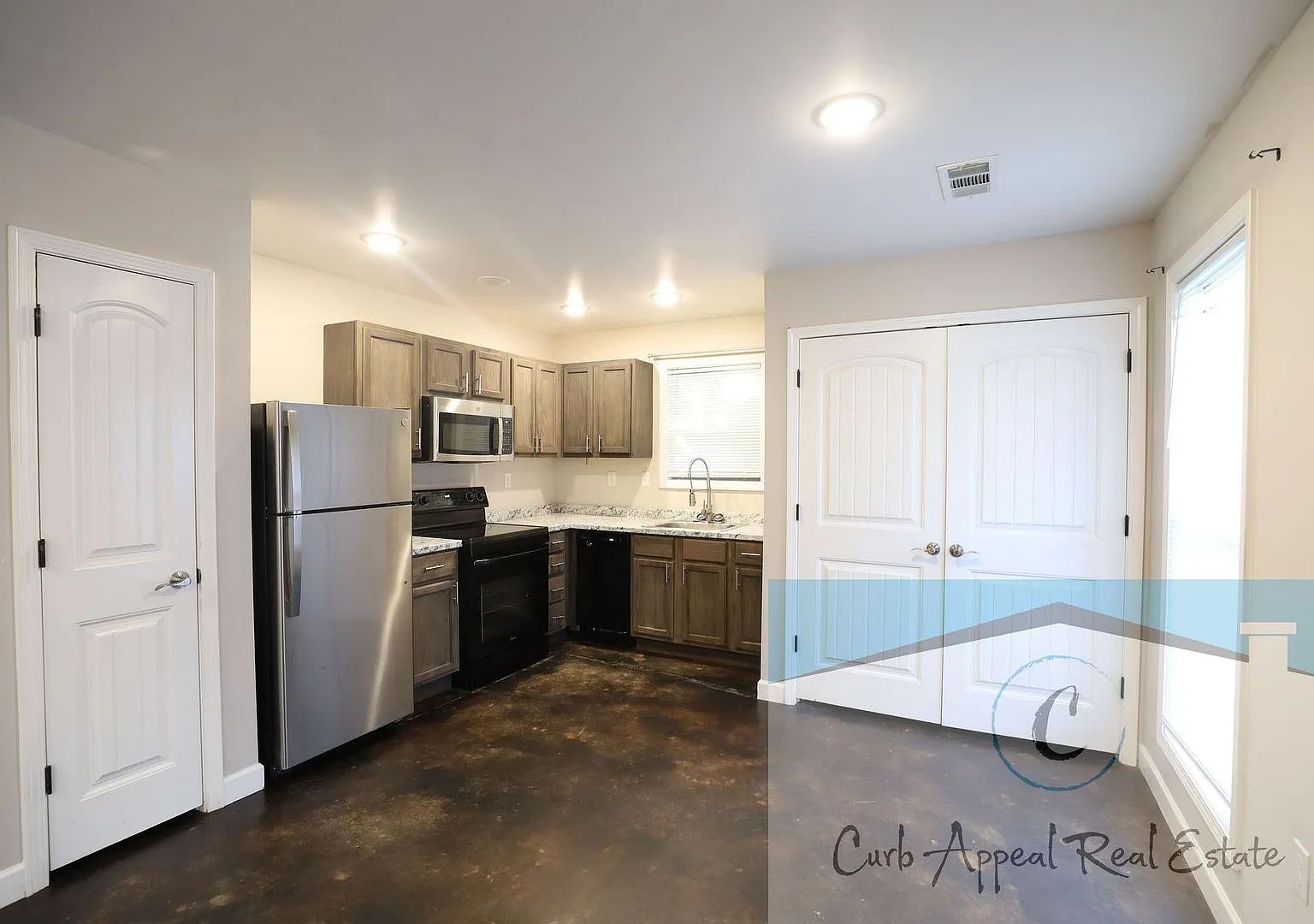 Beautiful 4 bed 2 bath home - HUD accepted!! — Photo 2
